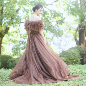 チュールを贅沢に使用したドレスは歩くたびにふわりと揺れより一層花嫁を美しくみせる|ザ・ロイヤルダイナスティ大宮(THE ROYAL DYNASTY OMIYA)の写真(55427046)