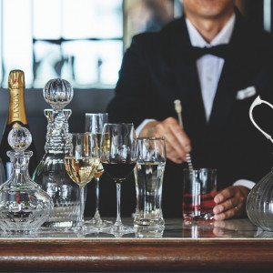 バーカウンターも併設で、ドリンクを片手にパーティーへの期待感を高めて|ザ・ロイヤルダイナスティ大宮(THE ROYAL DYNASTY OMIYA)の写真(55426283)