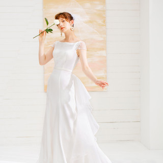 「ありのまま」を表す“ecru”、「花嫁」を表す“spose” スウィートな美しさを引き立たせるドレス