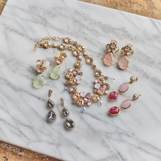 品格漂うアクセサリーは、花嫁により一層女性らしい輝きを添える