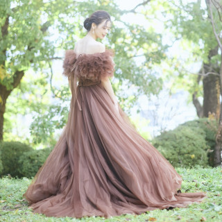 チュールを贅沢に使用したドレスは歩くたびにふわりと揺れより一層花嫁を美しくみせる