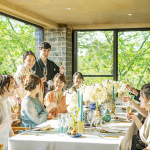 窓の外には奈良公園の自然が広がる待合スペースでの会食会も。|ザヒルトップテラス奈良の写真(9123591)