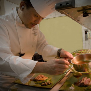 奈良の食材を使用した料理は定評が 会場の隣にあるキッチンで調理し料理の温度もそのまま提供