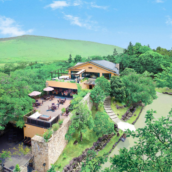 緑に囲まれた美しい夏空のロケーションでの結婚式を・・・