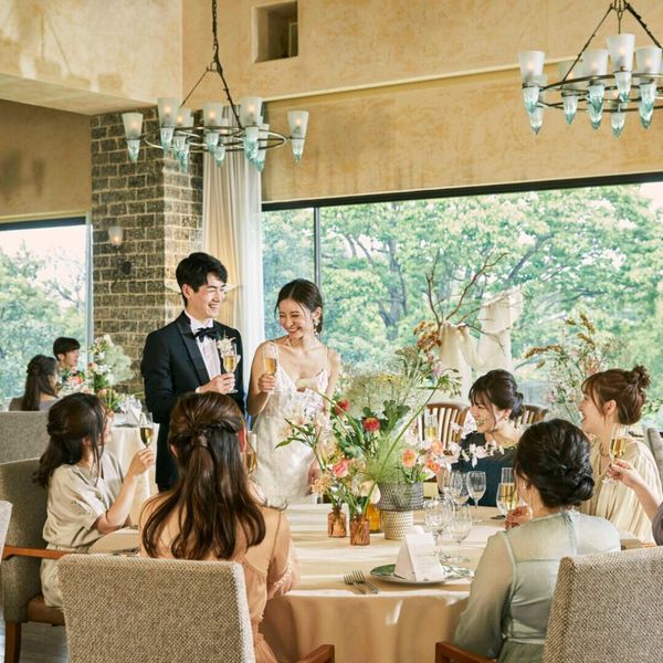 緑に囲まれた美しい夏空のロケーションでの結婚式を・・・