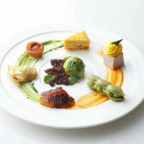 各地から厳選した新鮮食材を使ったこだわりの料理は、食通ゲストも満足の美食コース