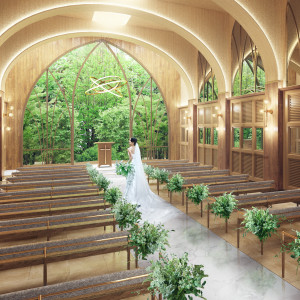 高さ10m以上を誇る天井高などスケール感はそのままに、祭壇と随所にあしらわれた緑が訪れる人の心を癒やす温もりを感じる空間に|アーカンジェル迎賓館（宇都宮）/テイクアンドギヴ・ニーズウェディングの写真(53200644)
