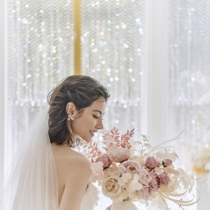 祭壇の奥には100万粒のクリスタルが、おふたりの誓いのシーンを照らす|アーカンジェル迎賓館（宇都宮）/テイクアンドギヴ・ニーズウェディングの写真(56432324)