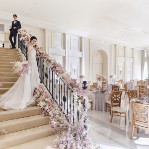 主役の花嫁だけが許された、シンデレラ階段からの入場|アーカンジェル迎賓館(宇都宮)の写真(28657021)