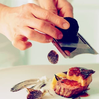 出来立てへのこだわり。式の進行と共に温かい・冷たいのベストタイミングでお料理を提供します。