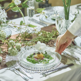 できたてのお料理はすぐにサービススタッフがサーブ。お料理への想いを直接お客様へ。