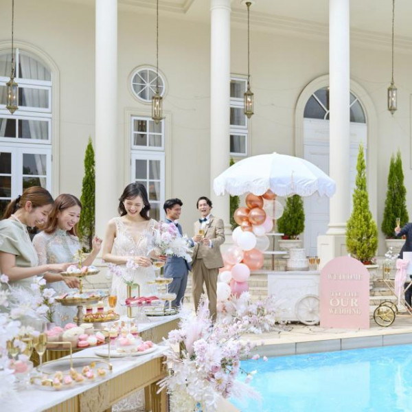 プールサイドでのおふたり写真もオススメ