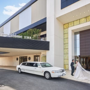 玄関前のガーデンはリムジンと一緒に撮っても◎|ノートルダム宇部/FIVESTAR WEDDINGの写真(38934175)