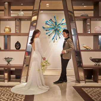 オールデザイナーズ空間で、非日常な体験を。数々の彫刻や美術品は宇部の結婚式場ならでは。