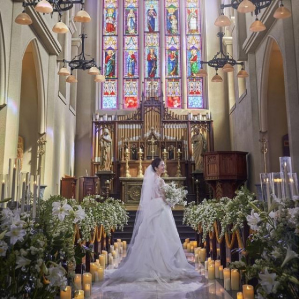 色鮮やかなステンドグラスが光り輝く大聖堂で、かけがえのない時間を