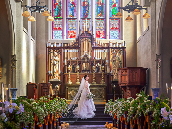 やさしい光が降りそそぐ、
100年の記憶が息づく大聖堂
全ての人の心に刻まれる結婚式を