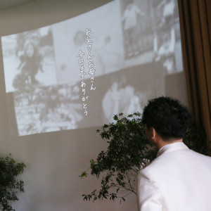 親御様にとっても結婚式は子育て卒業の日。だからこそ、今までを振り返る時間にして頂きたく、このムービーの時間を大切にしています。|レストラン ラ・クールの写真(19389360)