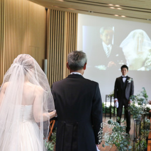 新婦さまの入場シーン。ライブカメラでより臨場感あふれる感動的なシーンに・・・☆|レストラン ラ・クールの写真(6640091)