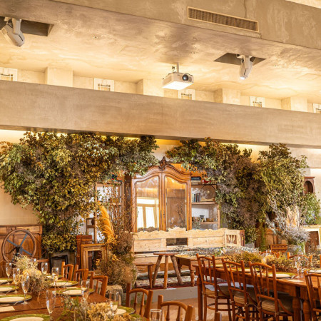 ドライフラワーとアンティーク家具の基本セットにお2人のイメージする生花やドライフラワーを更にコーディネートすることでオリジナルの高砂を表現。