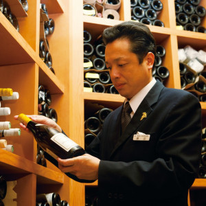 ソムリエがお2人のためにワインをお選びいたします|ホテル マウント富士の写真(488091)