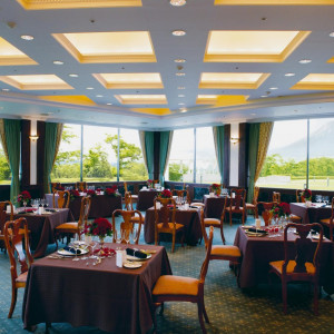 フレンチレストラン「ザ・メインダイニング」
貸切でステキなレストランウェディングが叶う|ホテル マウント富士の写真(595577)