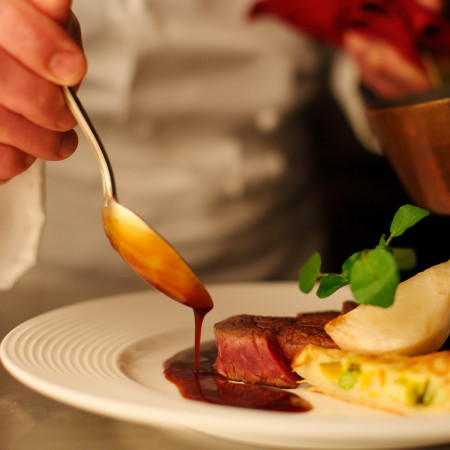 お二人にしかできない披露宴にするために おふたりの想形にするのが私たちの仕事です おいしさとそれ以上のお二人の思いが込められたお料理でゲストの心にと池内グランドシェフ