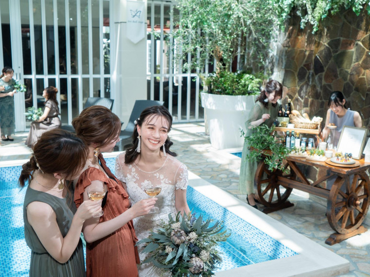 大きな窓から降り注ぐ自然光に包まれて永遠の愛を誓うチャペル