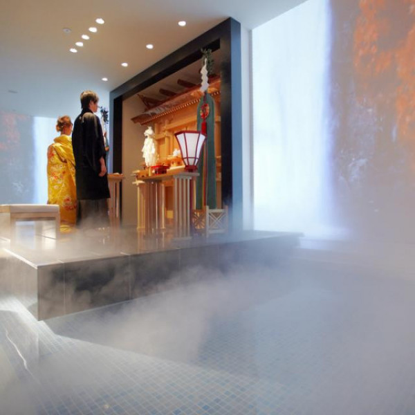 神殿をバックに