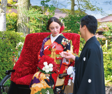 ゲストの拍手の中、人力車を使った「参進の儀」はおゝ乃ならではの演出