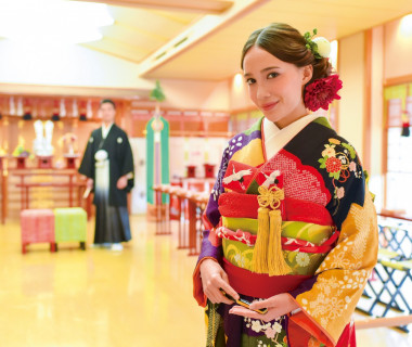 自然光の差し込む御神殿「夢殿」は68名の参列が可能。大切な友人にも見守ってもらおう。