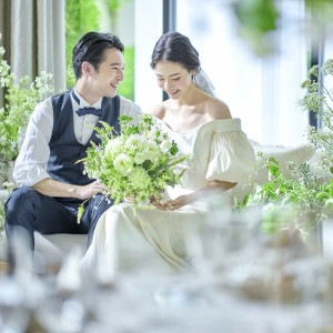 ドレスに合わせてフラワーコーディネーターと思いのこもったブーケをデザイン|アーククラブ迎賓館（新潟）/テイクアンドギヴ・ニーズウェディングの写真(54727979)