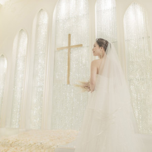光が反射してキラキラと輝き、純白のドレス姿を一層美しく引き立てます|アーククラブ迎賓館(新潟)の写真(5261518)