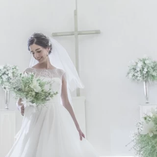 白いチャペルでもウェディングドレスが映える