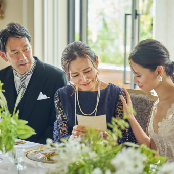 ゲストと距離の近い披露宴会場は、あたたかい大切な時間を創りあげます。