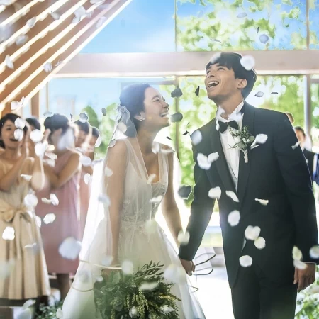 歓びに満ちる空間では、家族や友人の笑顔と涙がたくさん