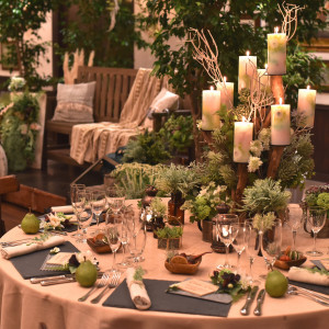 キャンドルと植物と使用したボタニカルコーディネートは温かく大人っぽく魅力的な雰囲気です。|コルティーレ茅ヶ崎の写真(5251303)