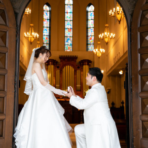 大聖堂チャペルのステンドグラスを背景に、リングセレモニーのお写真も素敵です✧|コルティーレ茅ヶ崎の写真(54914538)