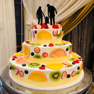 フレッシュなフルーツと家族3人をかたどったケーキトッパーで楽しさ・幸せを感じるケーキに。もちろんケーキトッパーもコルティーレ茅ヶ崎でご用意させていただきました！|コルティーレ茅ヶ崎の写真(9230053)