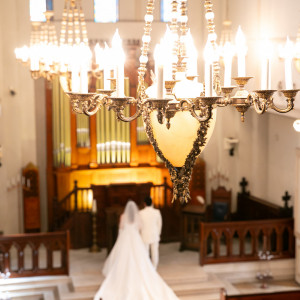 日の光が差し込む美しい大聖堂チャペルでは、天井が高い事を活かした視点からの幻想的なフォトショットが可能です♡|コルティーレ茅ヶ崎の写真(55610248)