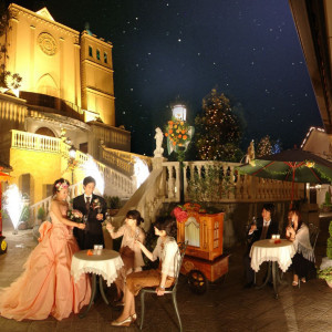 暖かい季節には、ライトアップされた広場で行うナイトウェディングも素敵です☆|コルティーレ茅ヶ崎の写真(53690995)