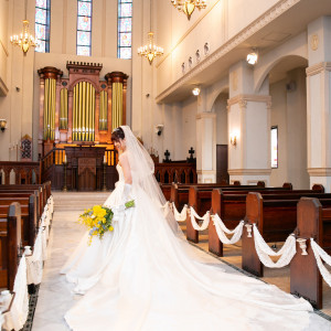 高い天井に真っ白な大理石のバージンロード。左右にはステンドグラスがあり、雰囲気がとても素敵なチャペルです♡|コルティーレ茅ヶ崎の写真(54609021)