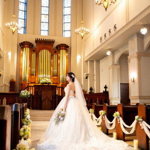 結婚式のハイライトシーンであるバージンロードは全長17m。晴れ姿をゆっくりとご覧いただけます。|コルティーレ茅ヶ崎の写真(41905454)