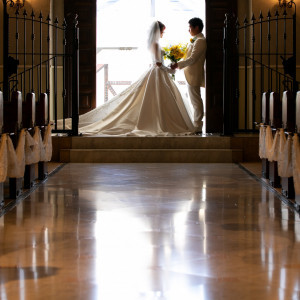 天井が高く、ステンドグラスが美しいチャペルでは自然光が真っ白な大理石のバージンロードに反射してとても素敵な雰囲気です。|コルティーレ茅ヶ崎の写真(54294973)