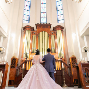 パイプオルガン、トランペッター、聖歌隊が奏でる生演奏の挙式はとても迫力があり素敵です。ステンドグラスからの光は美しい演出をしてくれます。|コルティーレ茅ヶ崎の写真(54295803)