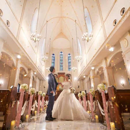 降り注ぐ星空をイメージした「スターダストウェディング」
煌びやかな星に包まれての退場シーンはなんとも幻想的！