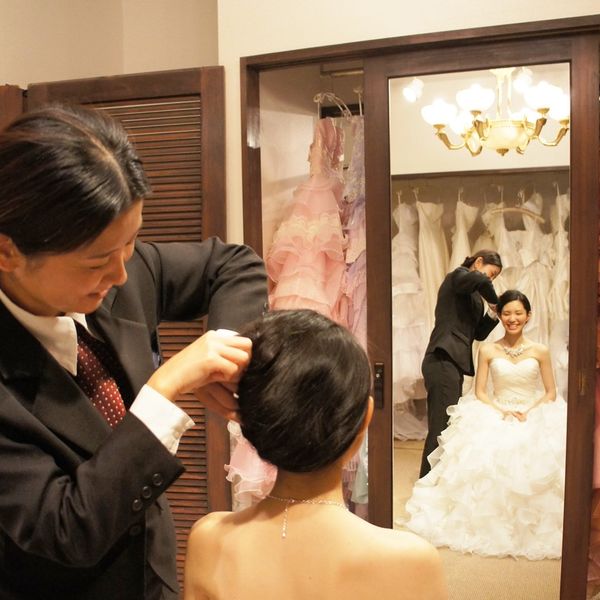 館内にあるお衣装室で、ゆっくりとお衣装選びができます。経験豊富な衣裳専門スタッフが心を込めてお衣装決めのお手伝いさせて頂きます。|コルティーレ茅ヶ崎の写真(945739)