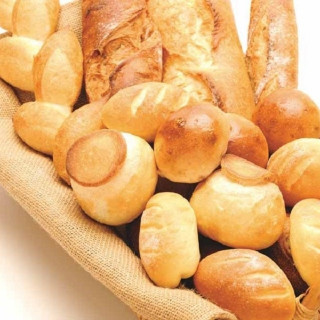 自家製の焼きたてパンは香りもよくゲストにも好評