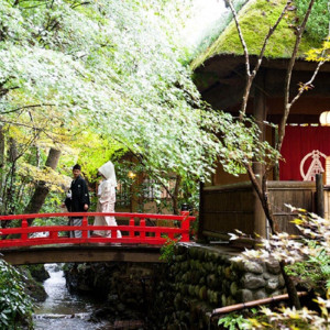 朱色の橋を使っての撮影はお写真が映えます！
自然豊かな緑が広がるお庭の中でお二人の自然なご様子もスナップ撮影にてお撮りさせて頂きます|うかい鳥山の写真(996244)