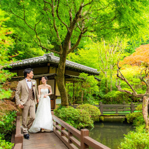 奥高尾のうかい鳥山にて日本建築の美しい佇まいを背景におふたりらしいお写真を撮影。|うかい鳥山の写真(52643300)