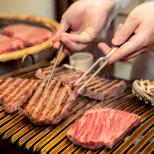目の前で焼く特撰和牛の炭火焼はゲストの皆様の反応も◎ゲスト様のお好きな焼き加減に合わせて丁寧に焼いております。|うかい鳥山の写真(52874758)